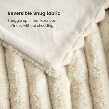 Close-up of a reversible snug fabric with text highlighting its softness and lack of shedding.